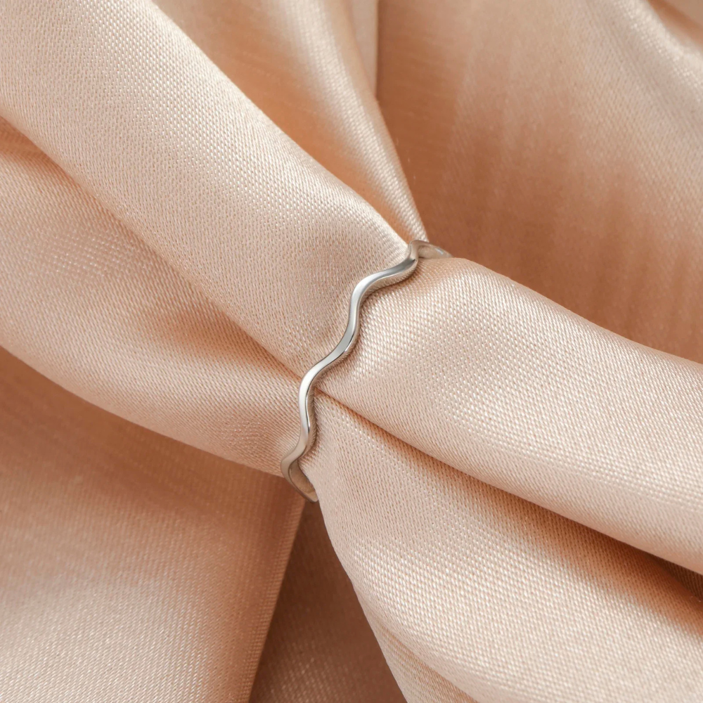 Alvea™ Anillo apilable Ripple