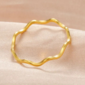 Alvea™ Anillo apilable Ripple