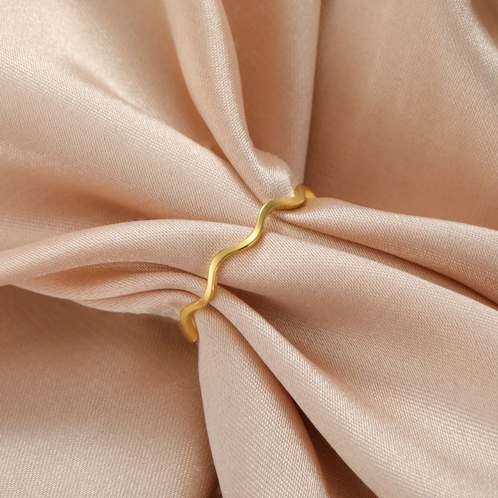 Alvea™ Anillo apilable Ripple