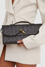 Alvea™ Melanie Clutch con Detalle de Nudo Dorado