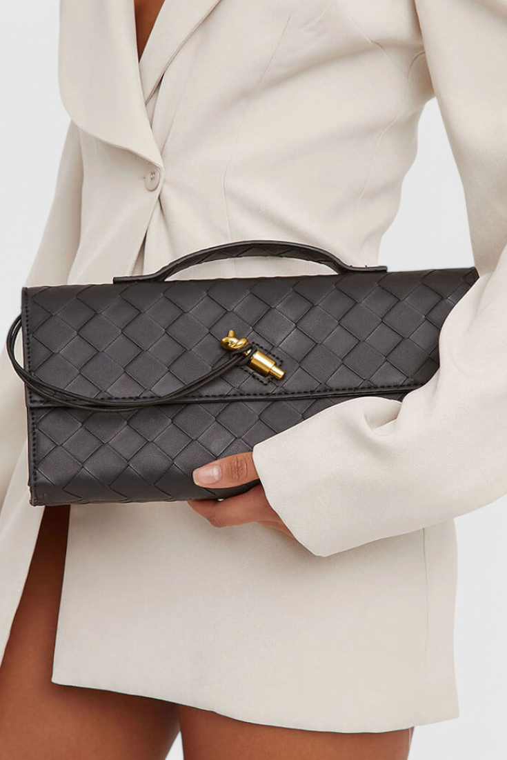 Alvea™ Melanie Clutch con Detalle de Nudo Dorado