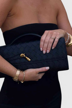 Alvea™ Melanie Clutch con Detalle de Nudo Dorado