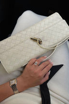 Alvea™ Melanie Clutch con Detalle de Nudo Dorado