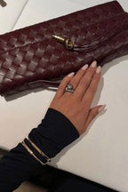 Alvea™ Melanie Clutch con Detalle de Nudo Dorado