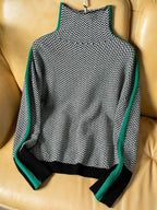 Alvea™ Beatriz Suéter de cuello alto con rayas contrastantes llamativas